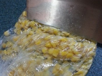 step5: 將粟米蒸15分鐘後待涼,用食物袋裝起,用菜刀頂部將粟米略為剁碎