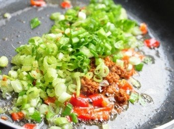 step6: 再將芹菜末及蔥花、豆酥【已略帶鹹味，不需過多】下鍋