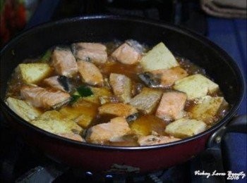 step6: 再加入可以半淹<span class="group_1">食材</span>的水量，讓將鮭魚及豆腐儘量半淹在水中 之後再加入楜椒及鹽調味後，煮至滾沸即可