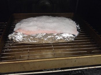 step4: 用錫紙包住肉的外圍,豬皮再撒上粗鹽,再按壓鹽的表面一下。