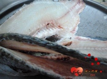 step1: 將魚去頭骨(可請魚攤老闆幫忙處理)