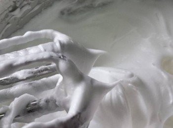 step7: 等到尖角形狀更加挺立之後，
 再倒入剩餘的糖繼續打發，
 打至能拉出完整尖角泡末後，
 蛋白霜就完成了。