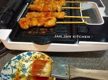 step2: 趁未熟時需一邊掃上甜辣醬，一邊反下。