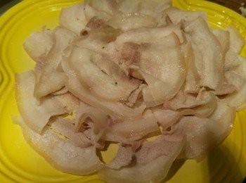 step1: 腩肉先用熱水汆走雜質, 然後可用清水或上湯煮熟, 之後盛起腩肉隔去水份, 再將腩片剪成自己喜歡的大細。