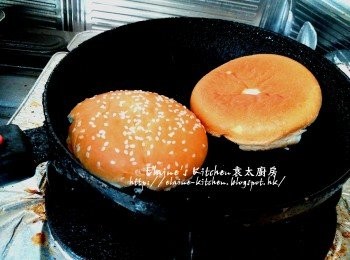 step16: 現成漢堡包放入鑊中微微烘熱