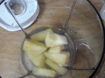 step2: 把冷凍鳳梨和椰子水加入果汁機中打至均勻即可