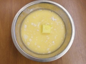 step5: 在麵粉碗裡頭倒入蛋液水130ml還有軟化的奶油~~