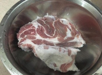 step1: 先將梅頭肉洗淨，然後用清水泡浸4-5小時，其間換水2-3次，老師傅教咁樣可以去除肉    內血腥味，而且會令肉質變得軟同淋身