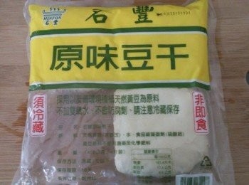 step1: 豐選用優秀的天然育種黃豆，作為名豐所有豆製品的原料，
為取得品種優秀的天然黃豆，育種通常需費時七年，
育出來的天然黃豆只能種三年，就必須再重新育種，名豐選用的黃豆，
採用契耕作業方式，讓黃豆品質更有保障，營養價值更豐富。