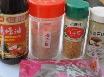 step6: 另外備料調味:素蠔油、梅子粉、香蒜粒、香菇鹽、梅肉