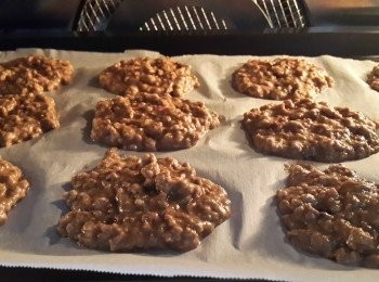 step5: 最後用湯匙一瓢一瓢的放上烤盤上,在壓扁一下,入烤箱 上下火180度25分鐘,剛烤好時其實是有點軟的 等冷卻後就變酥脆囉