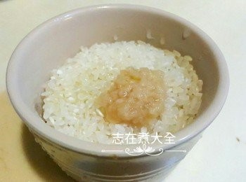 step1: 白米洗乾淨，加入鹽麴及油醃過晚