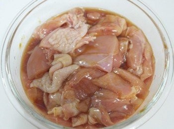step1: 將雞肉洗淨切成一口大小放進碗中!!! 倒入所有<span class="group_2">調味料</span>~~用手將雞肉揉一揉!!! 靜置約30分鐘~~~