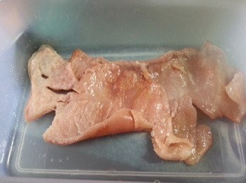 step6: 用一保鮮盒，先放入豬皮