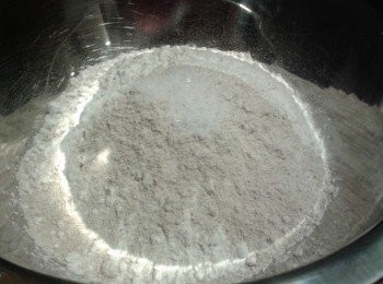 step1: 先將高筋麵粉，全麥粉及鹽拌勻