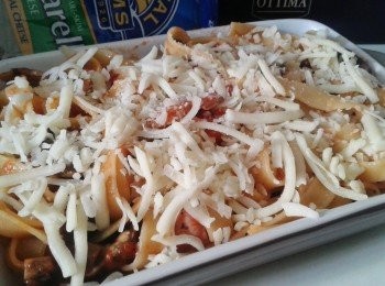 step5: 將闊條麵放入烤盤內，在上面灑上芝士。放入焗爐200度焗約15分鐘至表面金黃色即成！