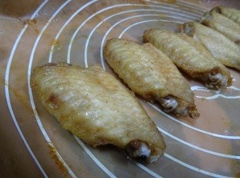 step2: -珍珠米三杯+雞粉1茶匙+清水共3杯, 煮成6碗飯



-<a href="https://bit.ly/3zHU5V3" target="_blank" data-keyword="雞翼" class="guide-link"><strong>雞翼</strong></a> <span style="display:inline-block;vertical-align:middle;margin-top:-3px;color:initial;border-radius:3px;padding:2px 3px;font-size:12px;line-height:14px;background:#87d300;color:#fff;">即買</span> 放入預熱至200度的焗爐焗約25分鐘至金黃香脆