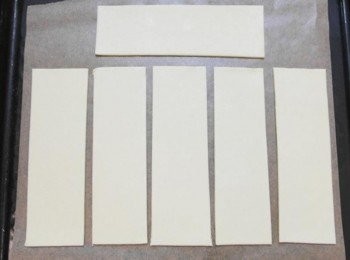 step1: 將派皮個切成三等份~一共有六張長方形!!!將派皮放在烘焙紙上疊上一張鋁箔紙蓋上烤盤或瓷盤~~放入預熱200度的烤箱烤約15分鐘!!!