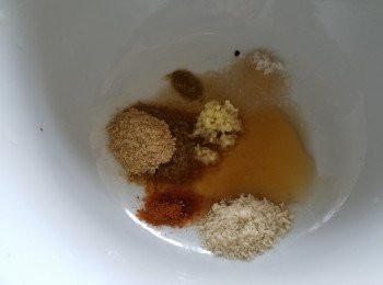 step4: 先將大地魚粉，胡椒粉，雞粉，麻油，黃酒，魚露，糖，薑蓉撈好