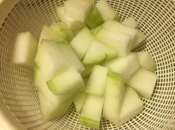 step1: 冬瓜去皮去芯切大粒