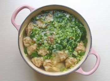 step9: 將高湯煮滾,餛飩可另外汆燙煮熟放入高湯裡,或將餛飩用過濾水稍微沖掉外層麵粉,放入高湯裡煮熟,加入青菜及調味料和蔥花芹菜末,起鍋前放入油蔥酥及胡椒粉即可。
