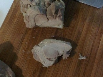 step5: 撈出雞肉待微涼切片(其餘鍋中材料請用濾網撈出)只留香菇，再將以泡軟的吉利丁片加入湯汁裡拌勻即可(免再加熱，利用湯汁的餘溫就可以融化的)再加入白酒一起拌勻