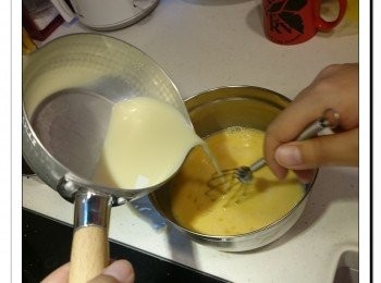 step5: 雞蛋打勻, 慢慢加入牛奶拌勻。