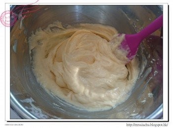 step4: 分3次逐少加入蛋液, 打勻。