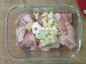 step2: 所有<span class="group_1">食材</span>放入耐熱玻璃保鮮盒，蓋上蓋子，搖一搖，放冰箱冷藏醃1天。