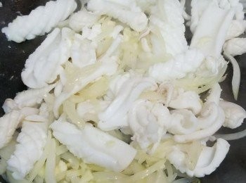 step2: 加入鮮魷快炒，灒【<span class="group_2">汁料A</span> 】的紹興酒，略炒，加其餘【<span class="group_2">汁料A</span> 】 兜勻。