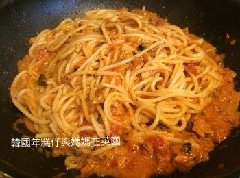 step9: 放入已煮好的意粉一起拌勻，
