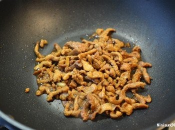 step3: 熱鍋爆香大蒜後下肉絲炒熟