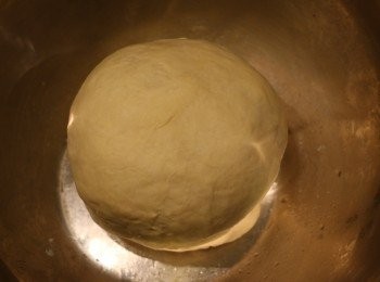 step3: 如果沒有攪拌機，就將所有材料混和均勻，用手搓揉成光滑的麵團。（牛奶的份量，看麵團的軟硬度視乎要不要再添加。）