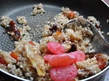 step6: 再放入紅豆餅炒一下，然後倒入紹興酒1大匙攪拌均勻稍微炒一下入味