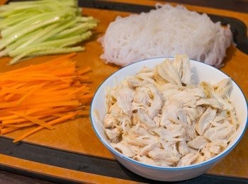 step3: 把青瓜和甘筍去皮洗淨，印乾水份後切成約 4 吋長幼絲。另外把已放涼的雞肉用手拆成絲，及以廚紙印乾芋絲的水份。