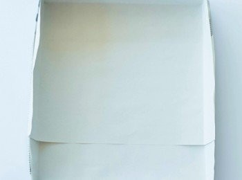 step2: 用報紙製作紙烤模，鋪上藁半紙（或烤盤紙）。 製作糖漿。將水和上白糖放入鍋中開火加熱，煮沸後離火放涼，再加入蘭姆酒。