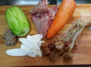 step1: 淮山先用水浸15分鐘瀝乾水備用,
煲熱一鍋水加入豬脊骨煮5分鐘，用水清洗乾淨備用