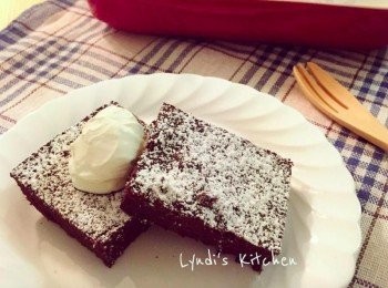 step5: 吃的時候撒上糖粉，配上香草冰淇淋、鮮奶油、或Mascarpone起士都超好吃的喔！