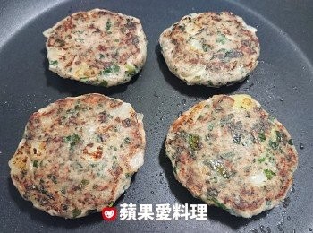 step8: 底部呈恰恰（焦黃）的狀態時，翻面續煎5分鐘。