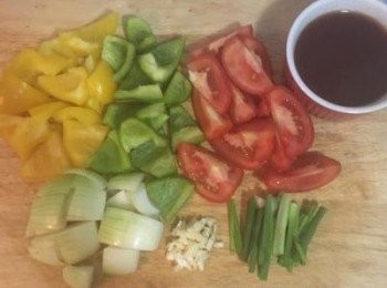 step1: 將洋蔥、青椒和黃甜椒切等塊，蒜切末，蕃茄切大塊，蔥切段。並將醬汁先調好備用。
