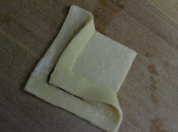 step2: 將冷凍酥皮往內1公分處畫開但保留一個對角不切斷，然後右邊拉到做邊重疊。