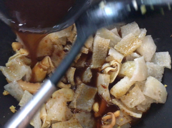 step5: 加埋最後的調味汁炒2-3分鐘，用細火煮15分鐘。