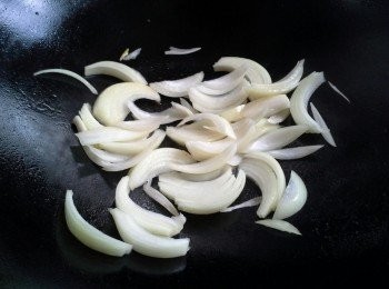 step2: 燒熱油鑊，爆香洋蔥至金黃色，盛起，備用。