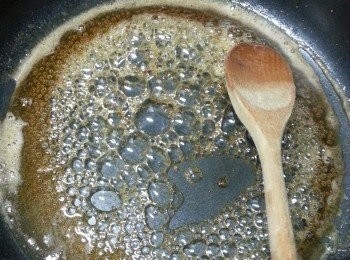 step7: 將焦糖料用平底鑊煮到將要乾身及開始要變焦即可熄火