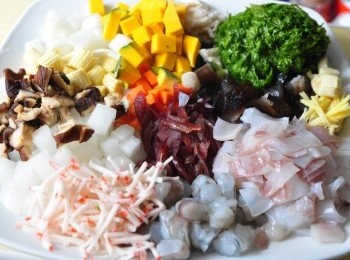 step1: 將所有備料<span class="group_1">食材</span>切略對等的丁狀準備好