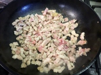 step1: 豬腩肉切成細粒，大約一粒白果的大小。
先用中大火將腩肉粒煎香至半熟，上碟備用。