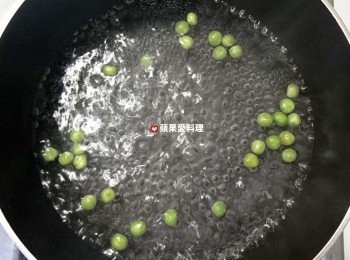 step10: 做嫰蛋時，可同時煮青豆：水滾後，放入青豆，燙1分鐘，即可撈起。