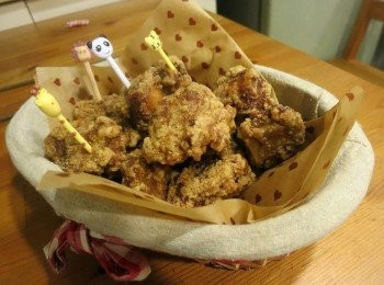 step5: 自己炸的沒有油蒿味.鮮嫩多汁 .咬開淡淡的酒香.胡椒香.也不會過鹹過膩.吃完也不會口乾舌燥.不同於夜市賣的骨頭偏多