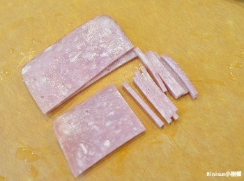 step2: 火腿先切半然後全部切絲