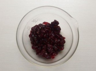 step3: 可依個人喜好添加任何果乾類或堅果類,如蔓越莓果乾先用開水浸泡3分鐘後瀝乾水份備用。也可以不添加。